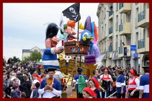 Carnaval de Pornic ct rue du Gnral de Gaulle - auteur : Hugo de Retz