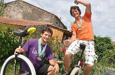 Pornic - 05/09/2012 - Ces deux frangins sont champions du monde de... monocycle ! 