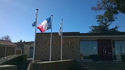 Pornic - 18/02/2015 - Saint-Viaud : les drapeaux europen et breton dchirs