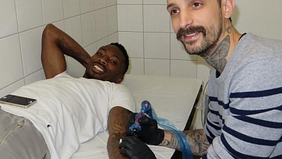 Pornic - 15/05/2015 - Pornic : des joueurs du FC Nantes en ddicace...chez leur tatoueur 